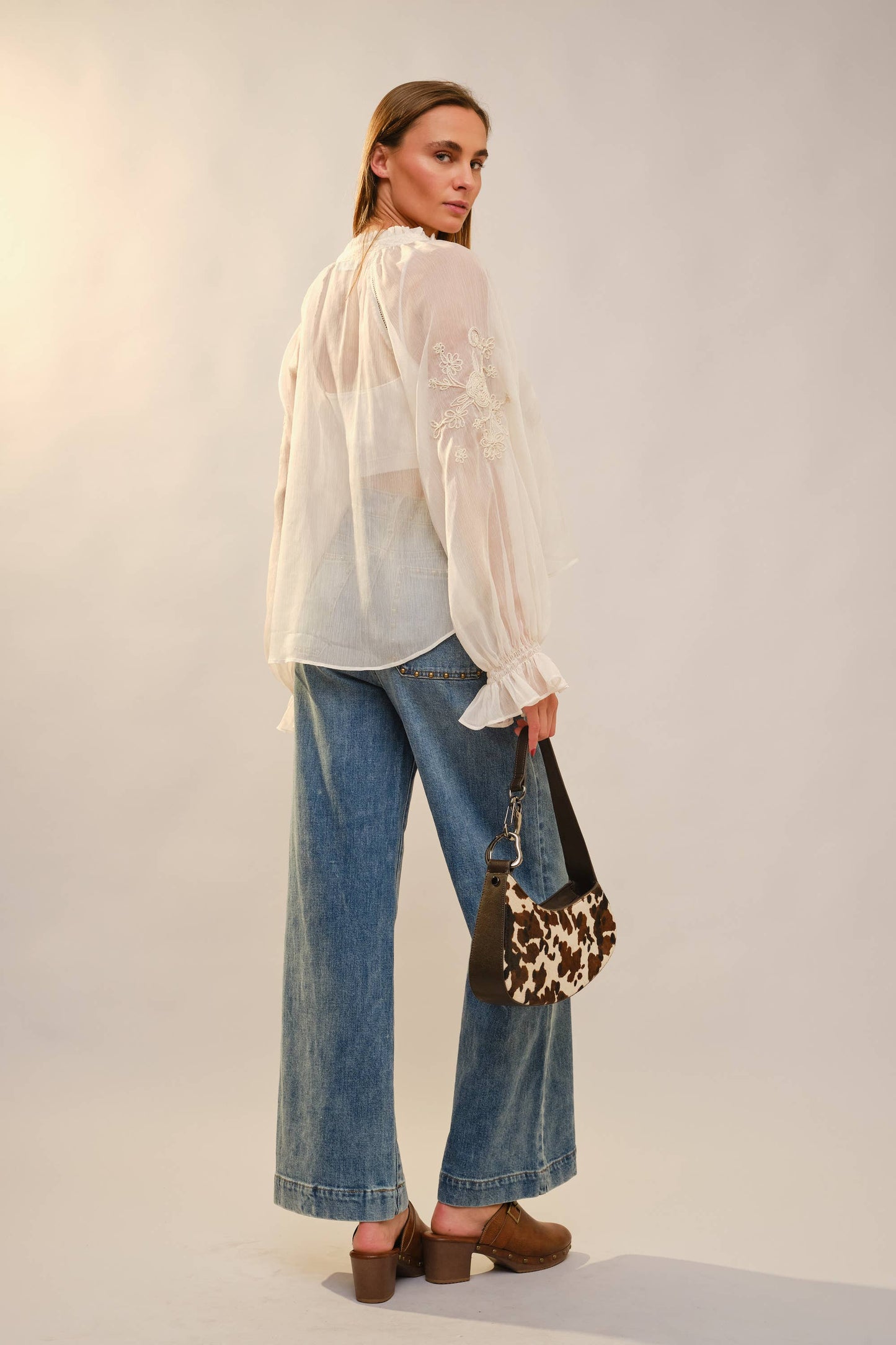91797T Subtle Collar Embroidered Blouse