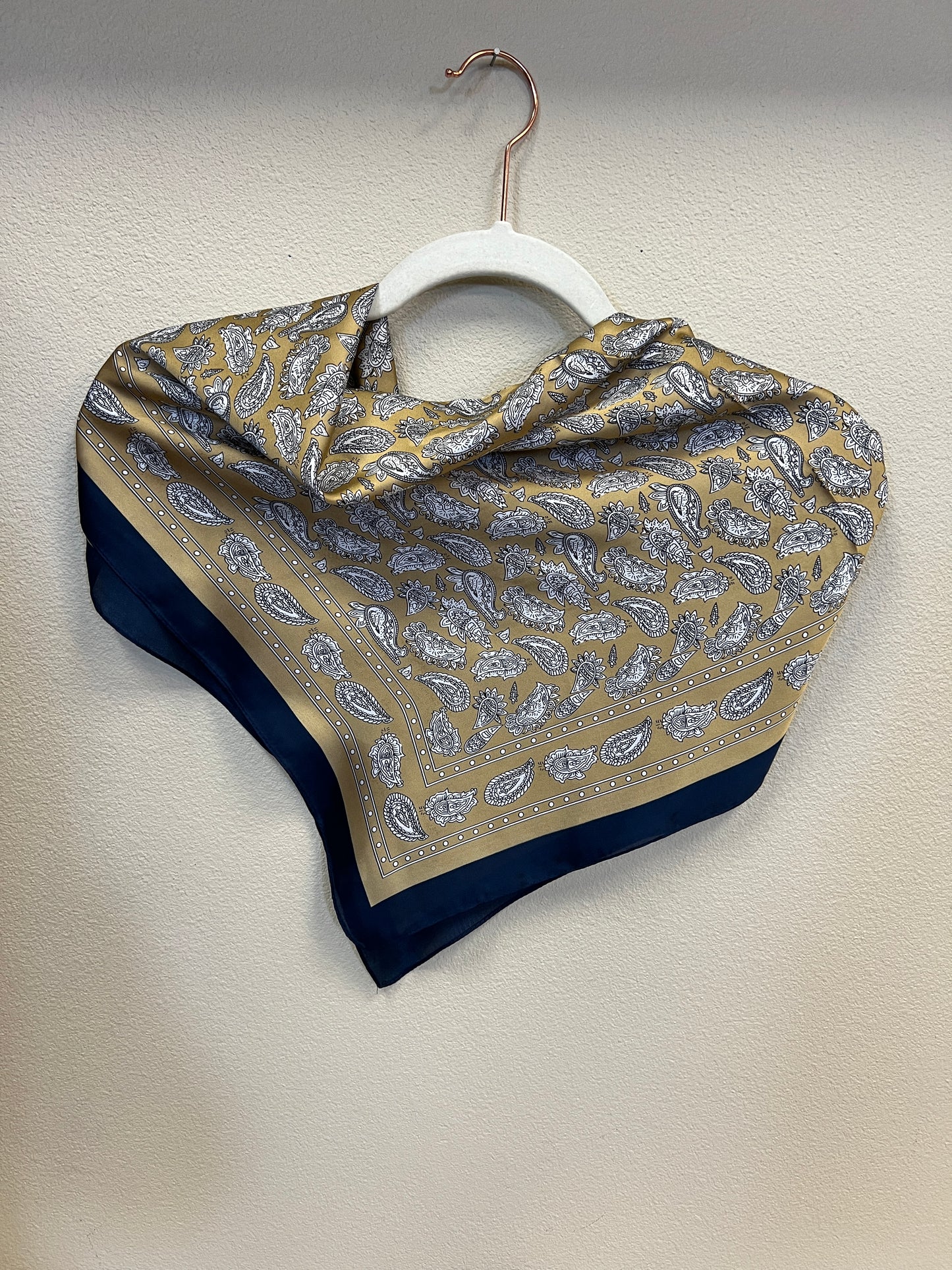 Wild rag 26" navy and gold paisley