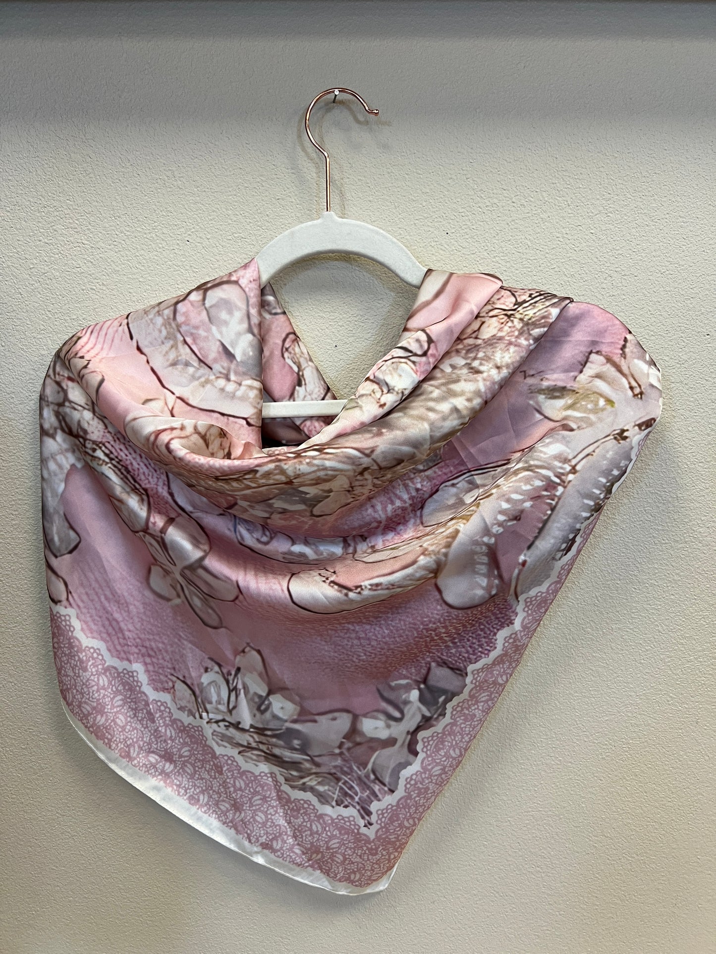 Wild Rag 34" lt pink w/floral