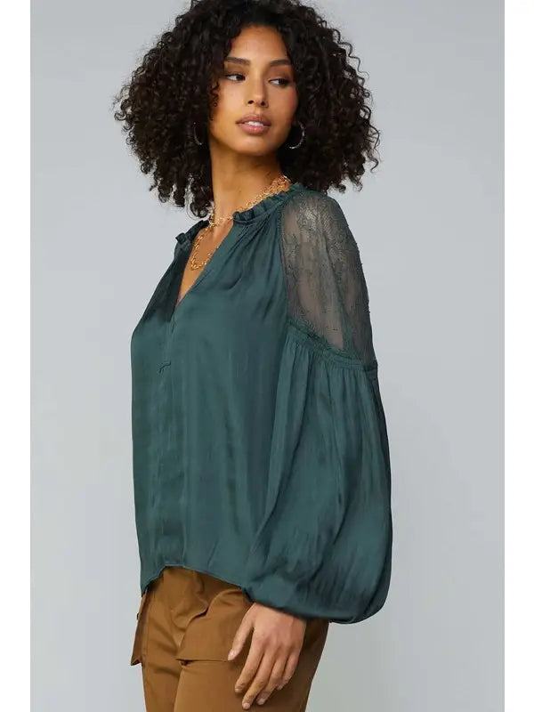 2230383 Shoulder Lace Contrast Blouse