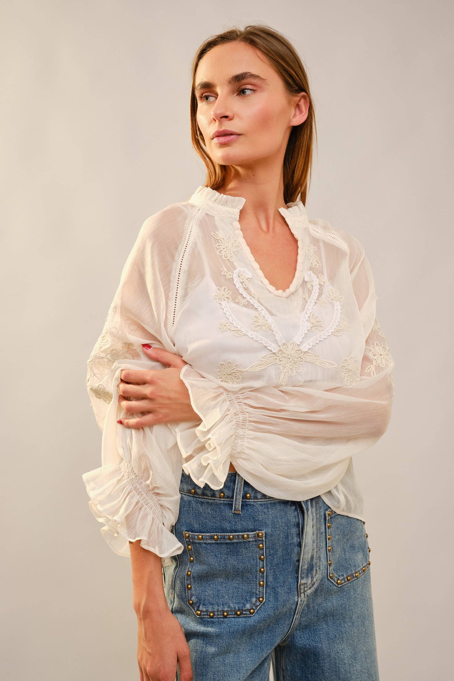 91797T Subtle Collar Embroidered Blouse