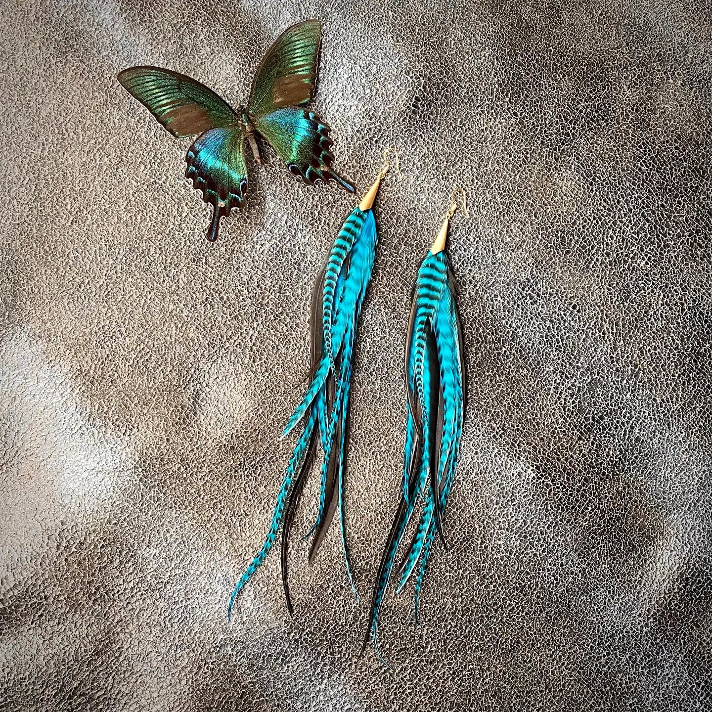 E1162L Long Feather Teal Blk Grizzly