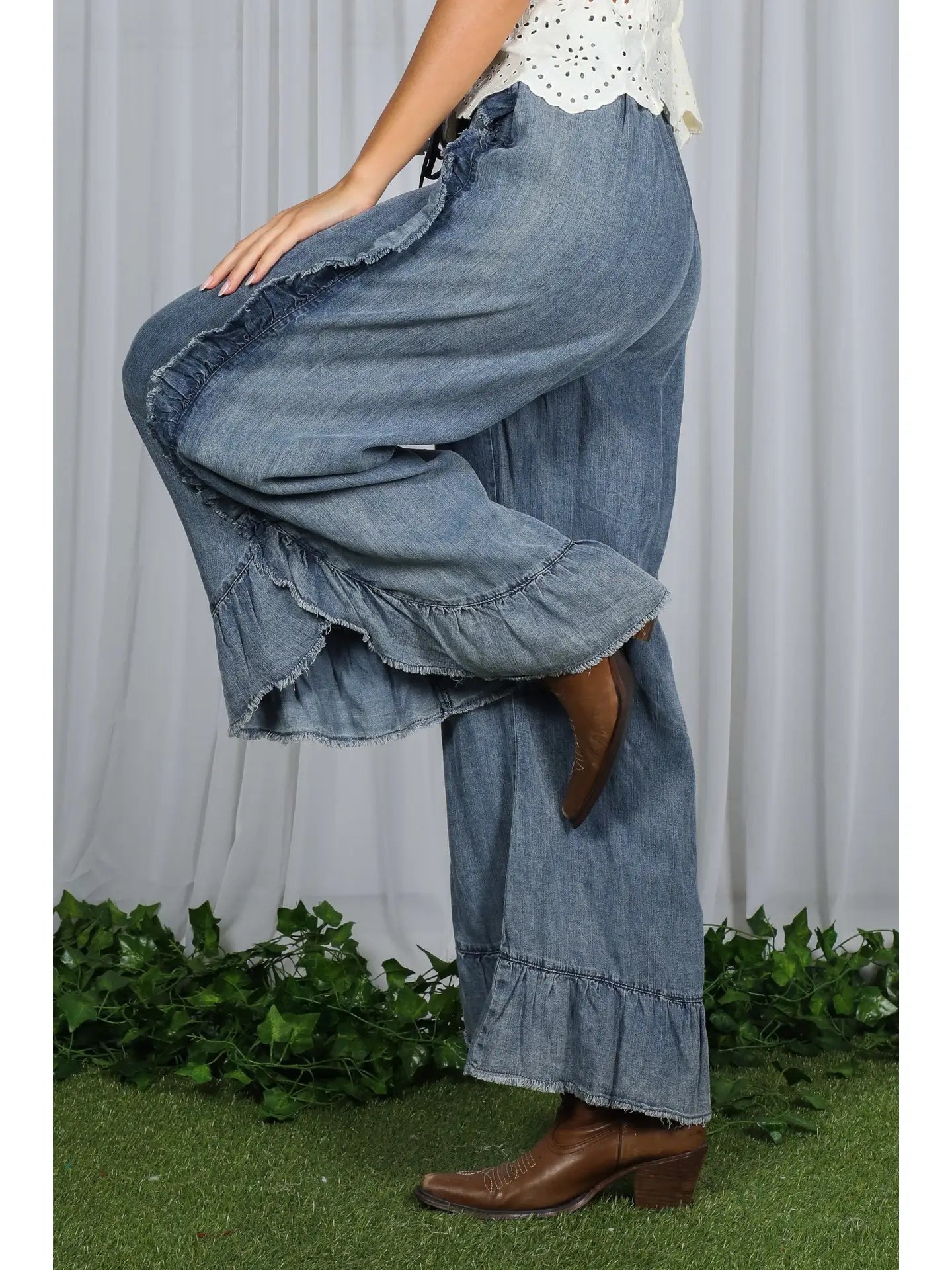 vp83040 flared ruffle hem chambray crop denim pants