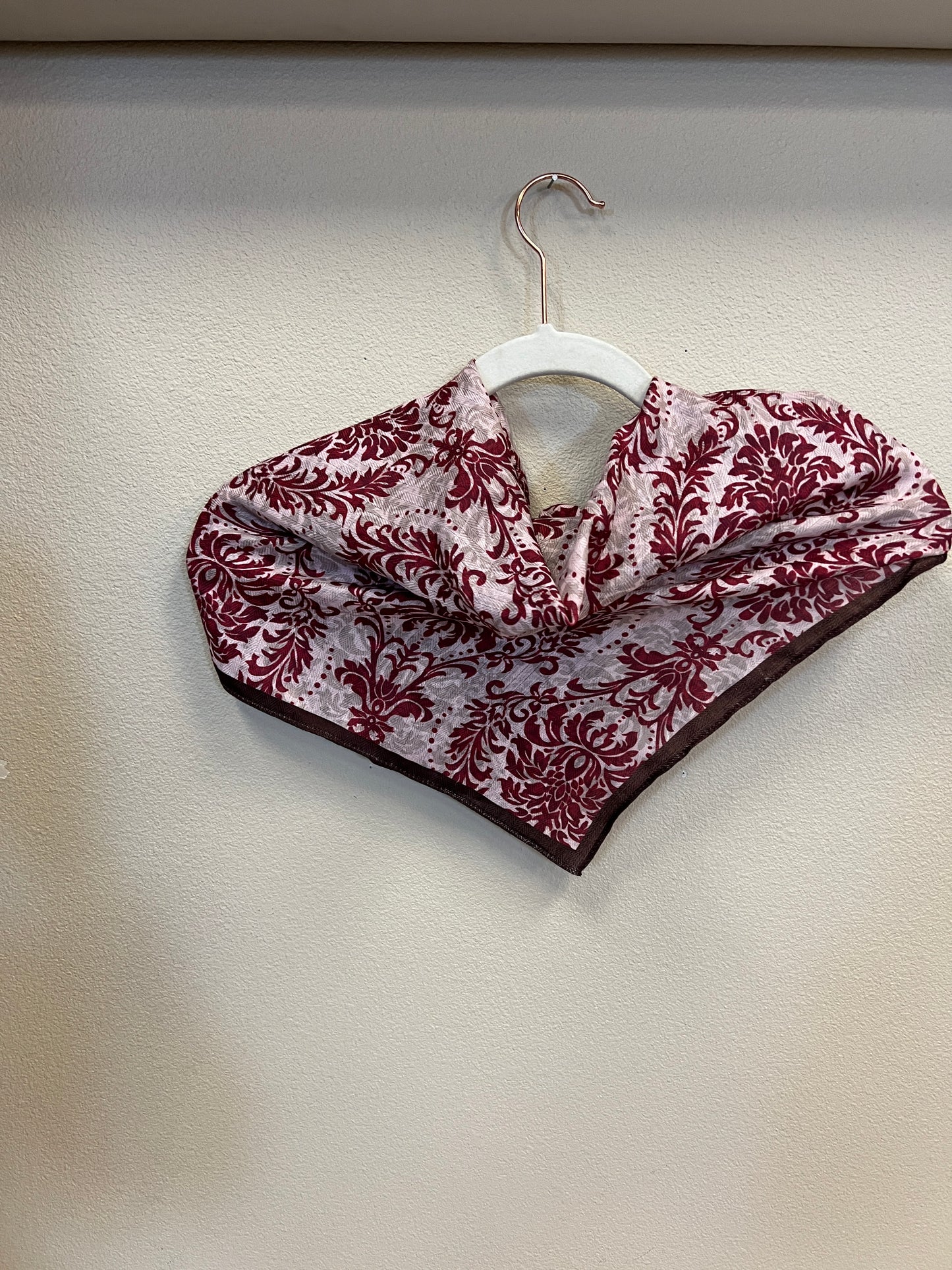 Wild Rag 26" red print w/brown edge