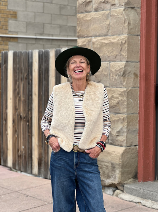 P1716ADH Faux Fur Sleeveless Jacket