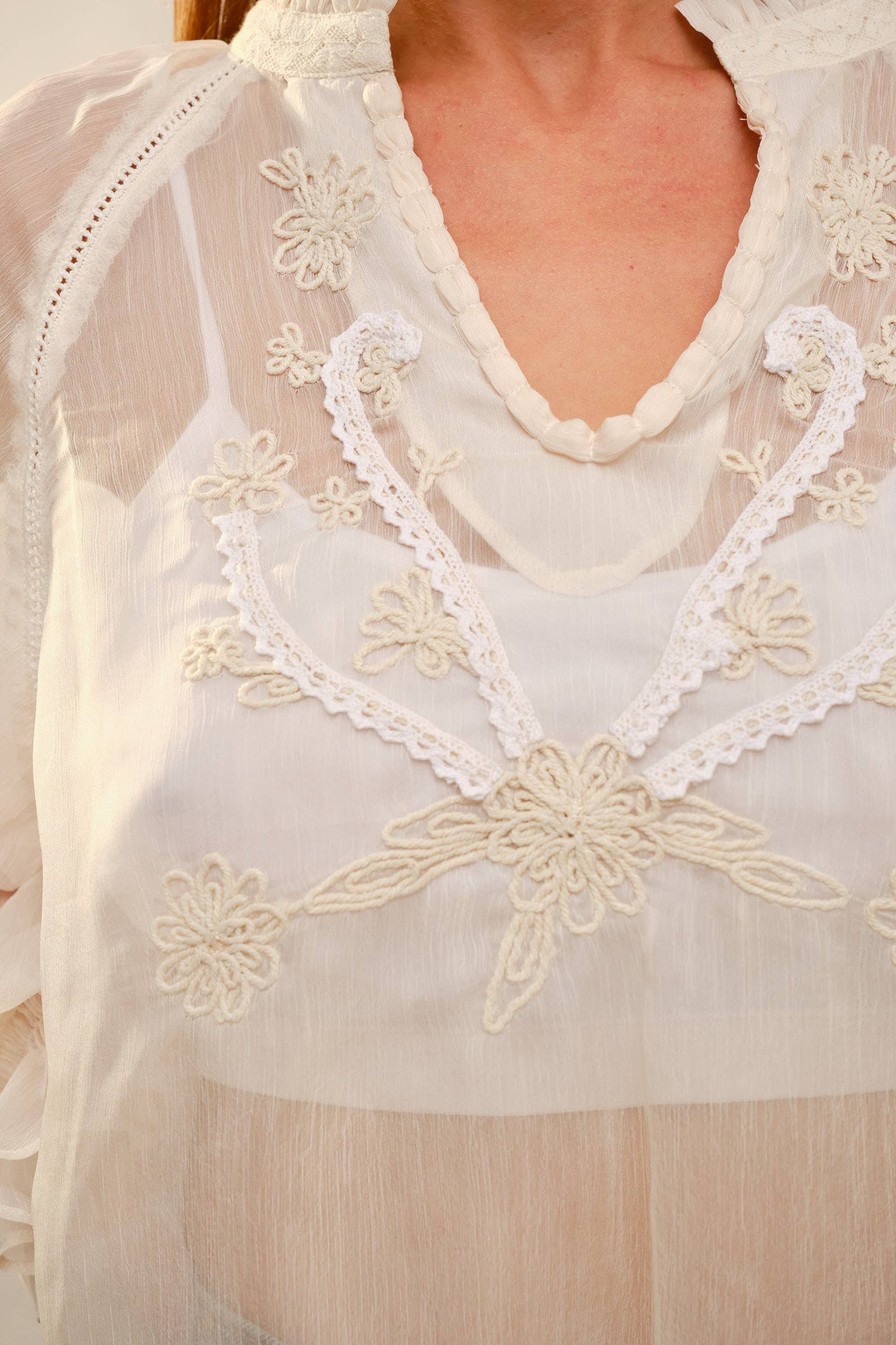 91797T Subtle Collar Embroidered Blouse